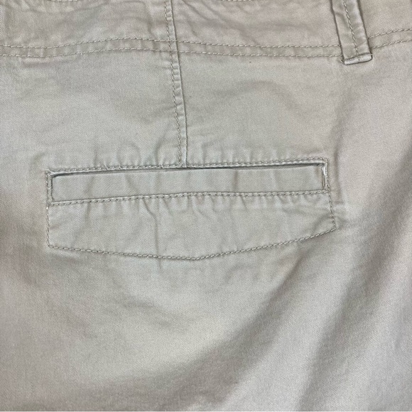 Old Navy Perfect 3 1/2 Inch Khaki Shorts - Size 16 - Picture 5 of 8